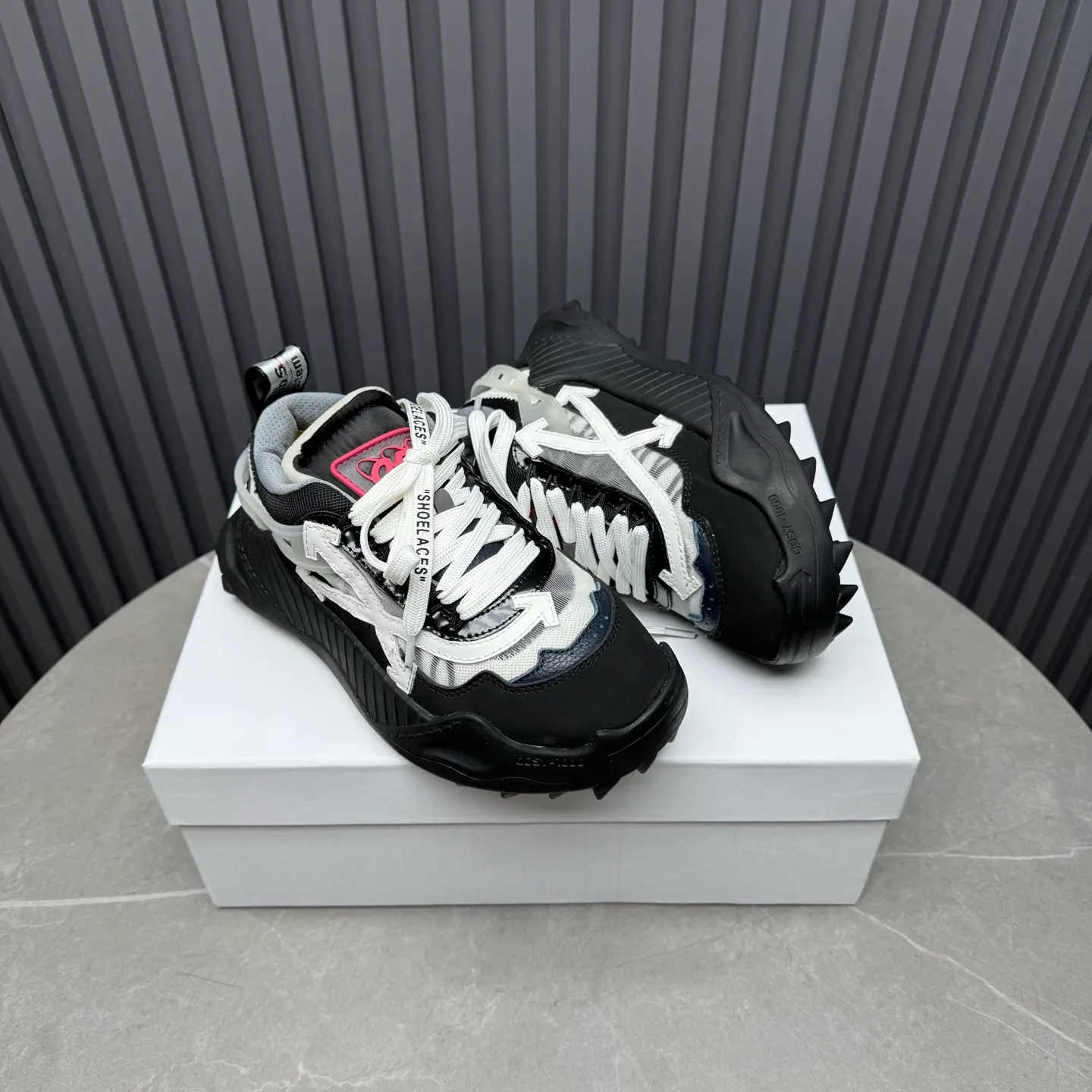 【OFF WHITE】P: 680💰Couple model, Size: Female 35-40; Male 39-44 (customized at 45.46) 2025SS trendy brand OFF WHITE classic popular model, combined outsole, official website original 1:1 developed top-level copy, ️Selected imported high-mercerized matte cowhide splicing breathable mesh ✔️Breathable lining, breathable and comfortable, simple and personalized design, official website rubber outsole.